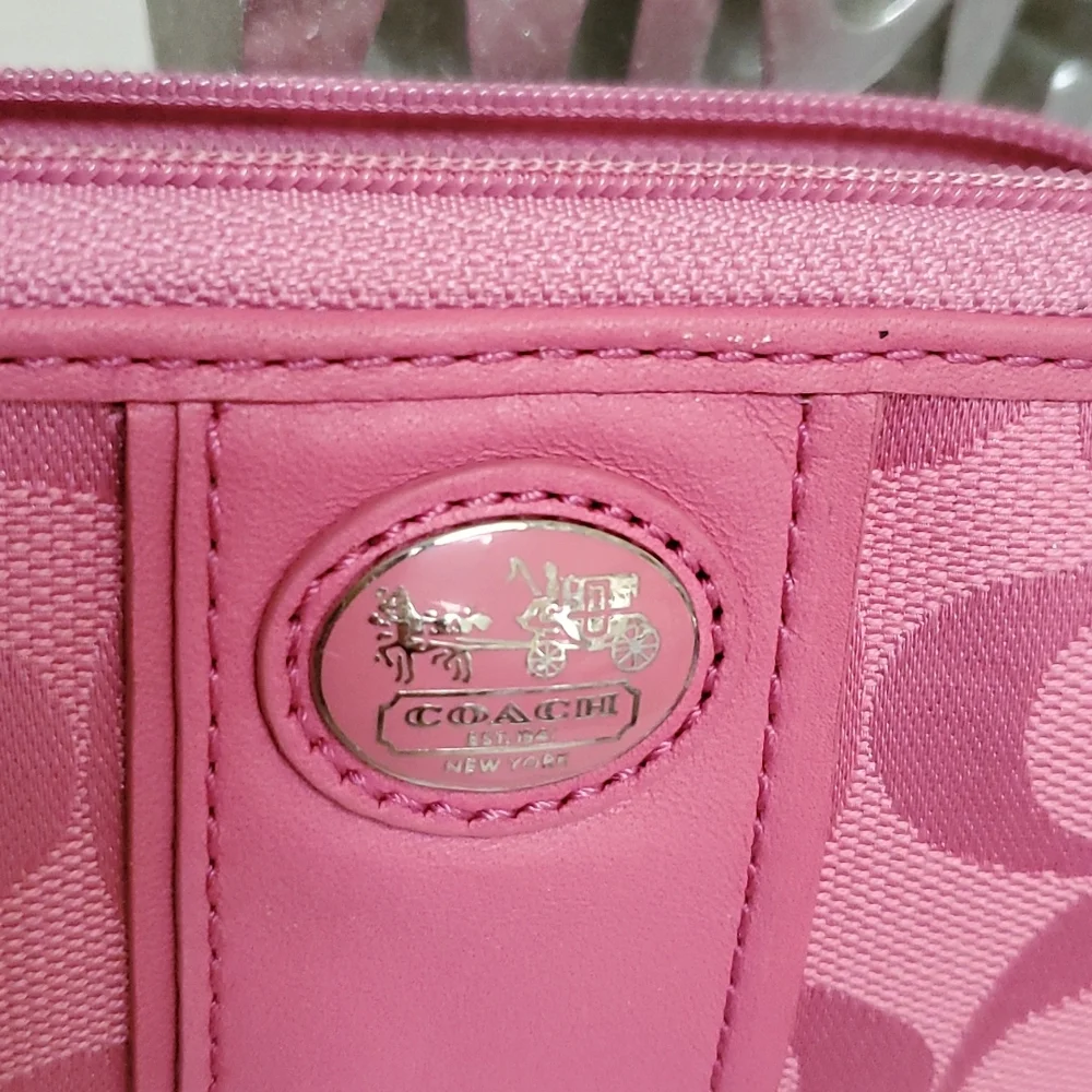 💕💖 COACH Pink Wrislet Wallet 💖💕 - Picture 2 of 12